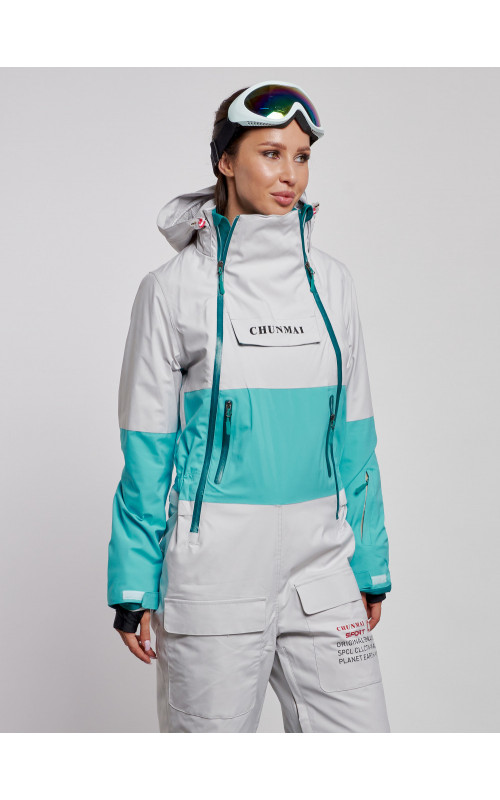 Зимний женский комбинезон для зимних видов спорта.