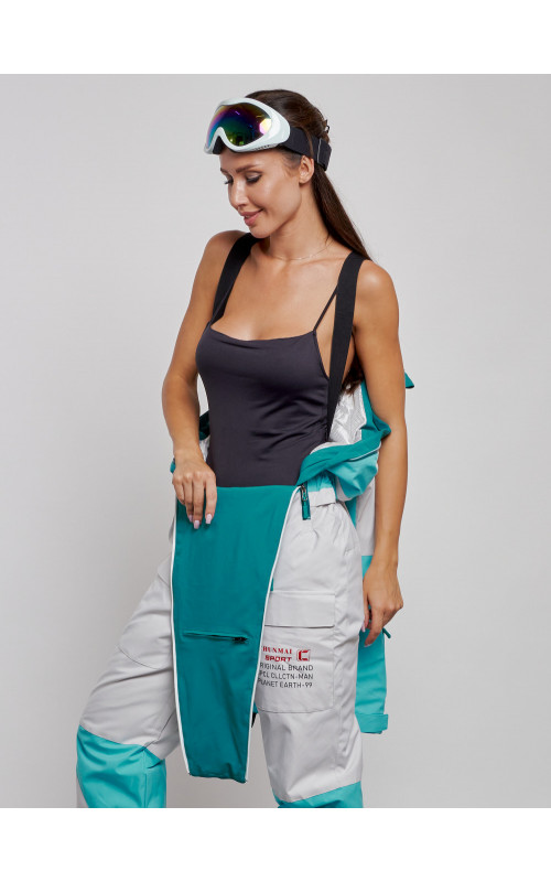 Зимний женский комбинезон для зимних видов спорта.