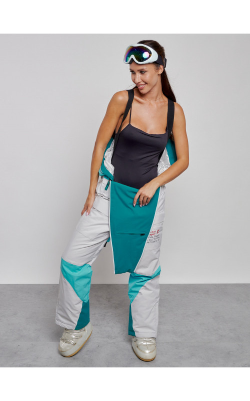 Зимний женский комбинезон для зимних видов спорта.