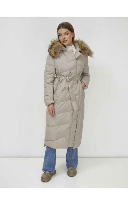 Длинный женский пуховик с мехом енота.