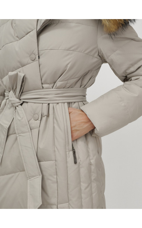 Длинный женский пуховик с мехом енота.