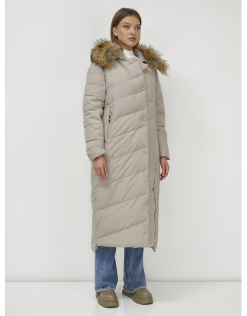 Длинный женский пуховик с мехом енота.