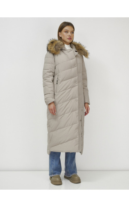 Длинный женский пуховик с мехом енота.