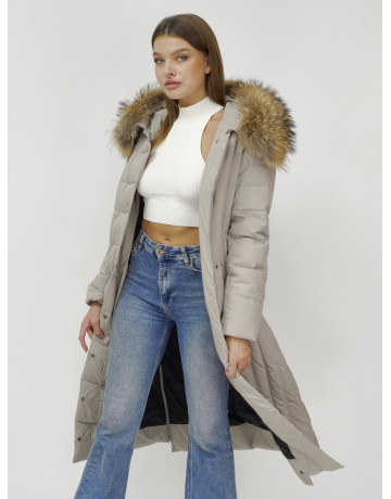 Длинный женский пуховик с мехом енота.