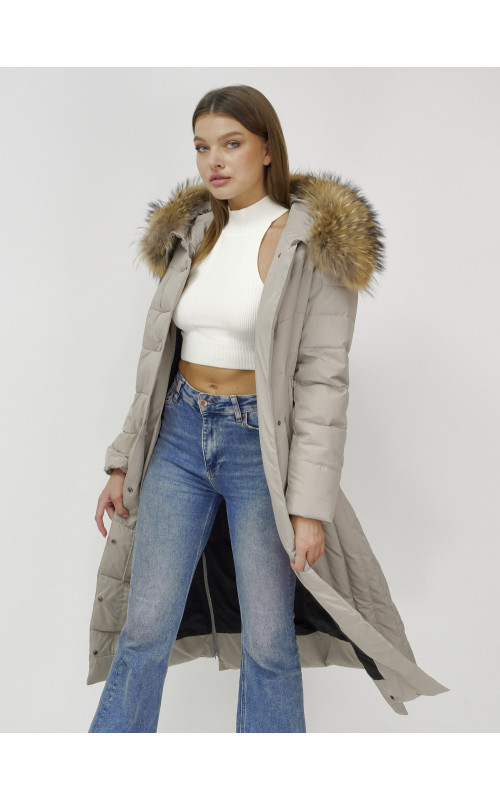 Длинный женский пуховик с мехом енота.