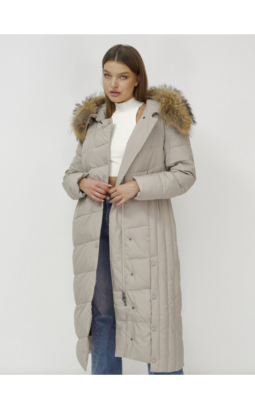 Длинный женский пуховик с мехом енота.