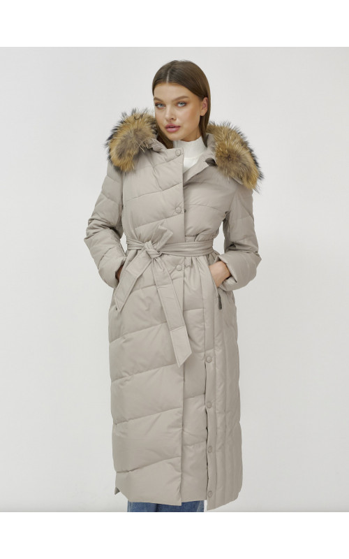Длинный женский пуховик с мехом енота.