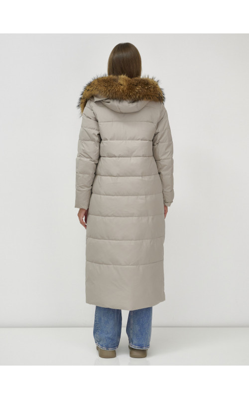 Длинный женский пуховик с мехом енота.