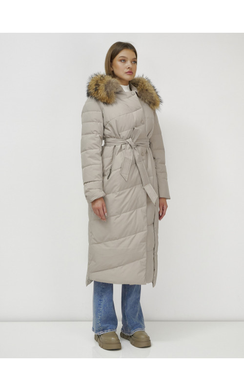 Длинный женский пуховик с мехом енота.