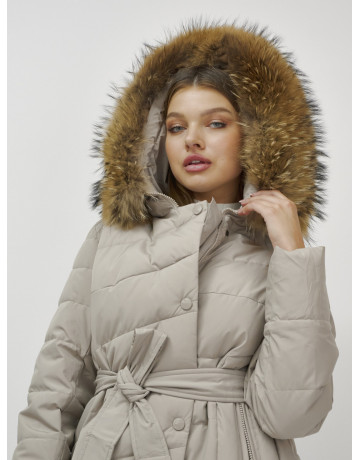 Длинный женский пуховик с мехом енота.