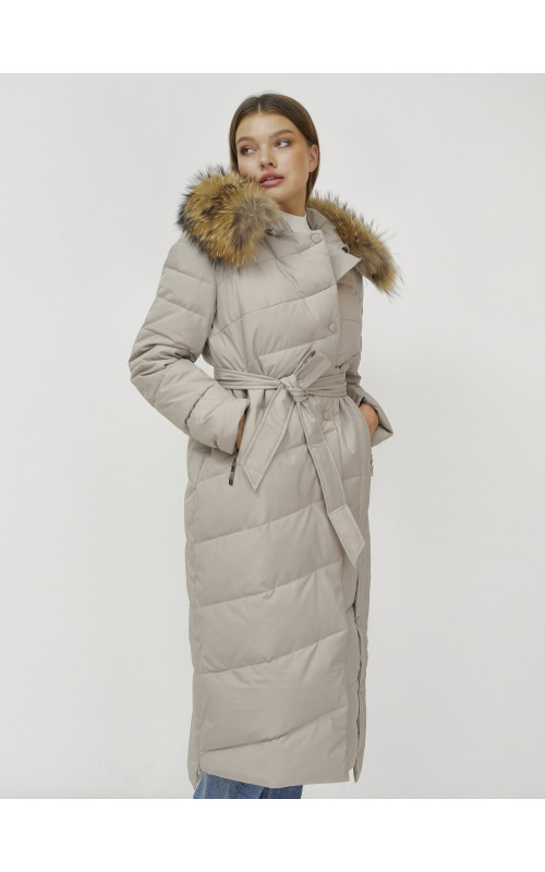 Длинный женский пуховик с мехом енота.