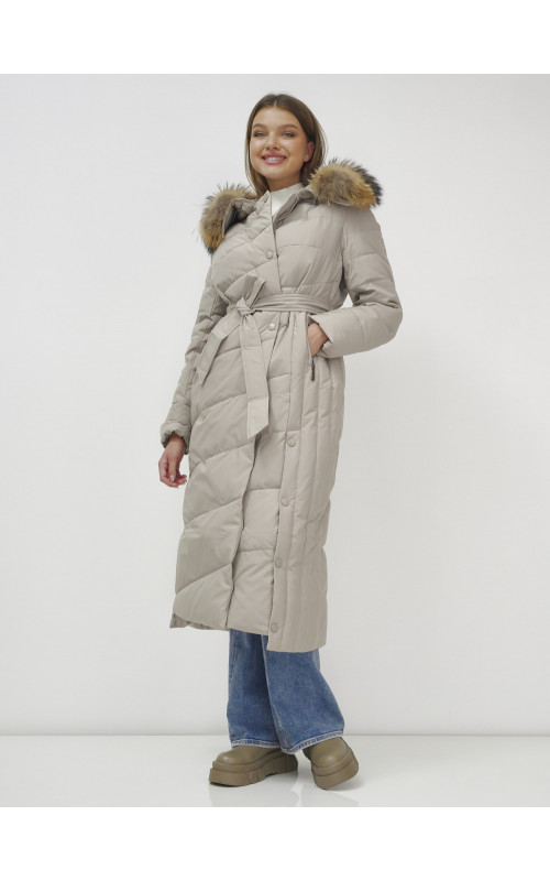 Длинный женский пуховик с мехом енота.