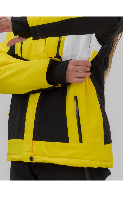 Женский горнолыжный костюм для активного отдыха.